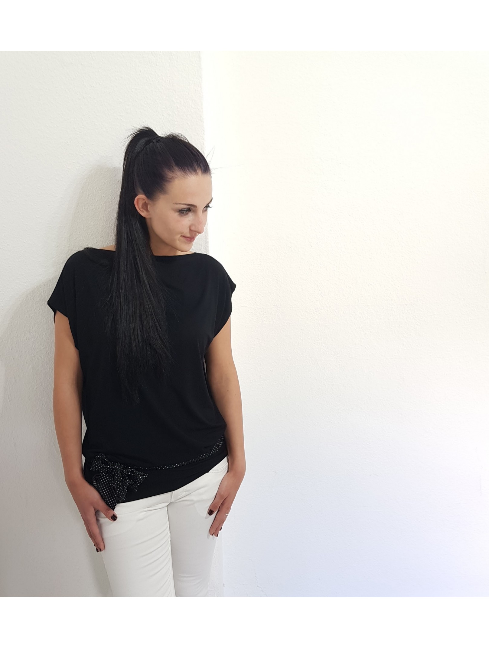 Iza Fabian, Schwarze Damen Shirt aus Viskose, breite Bund, Designer Mode.