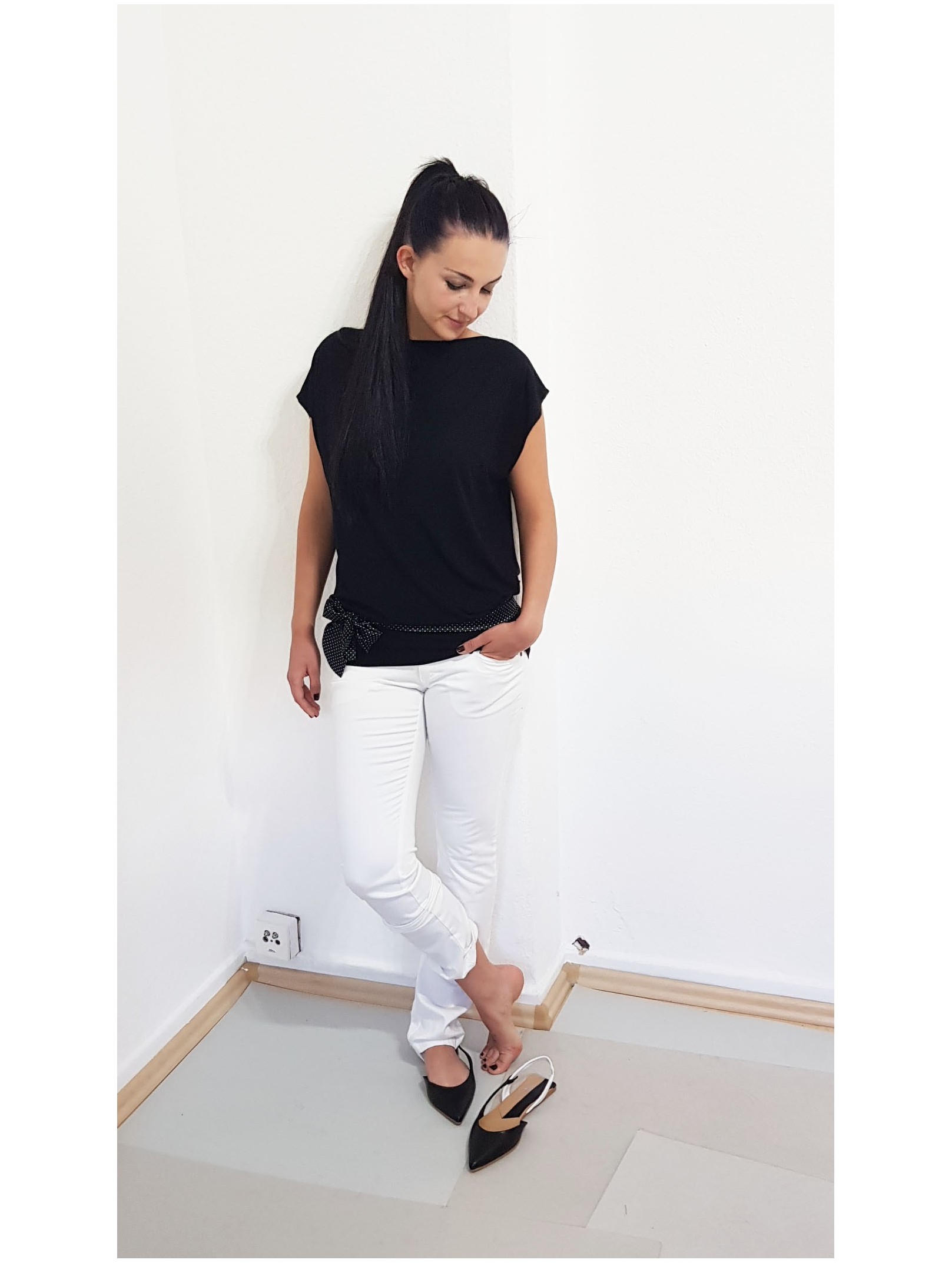 Iza Fabian, Schwarze Damen Shirt aus Viskose, breite Bund, Designer Mode.