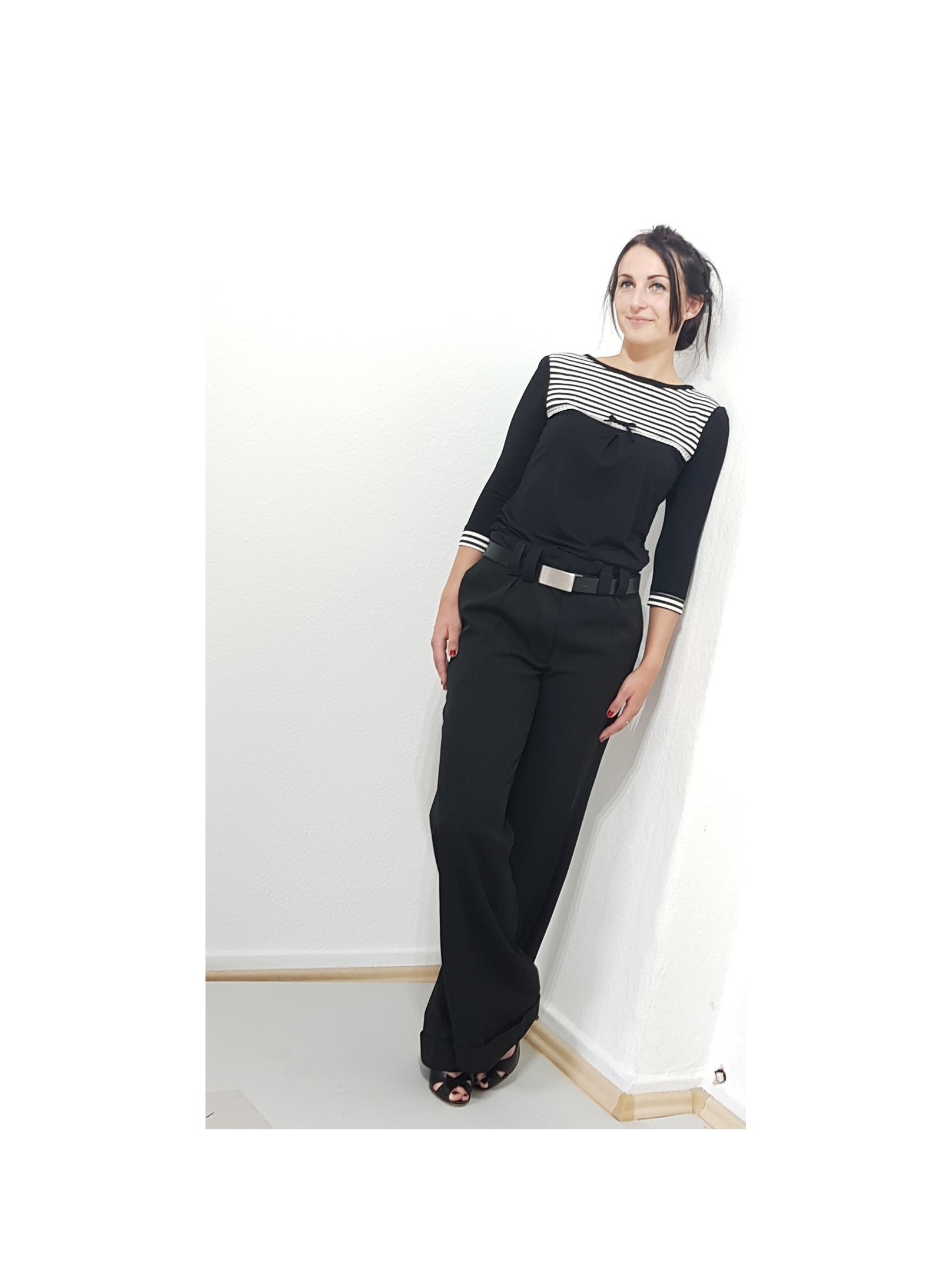 Elegante Damen Bluse in Schwarz, Streifen, Schleife, Designer Mode.