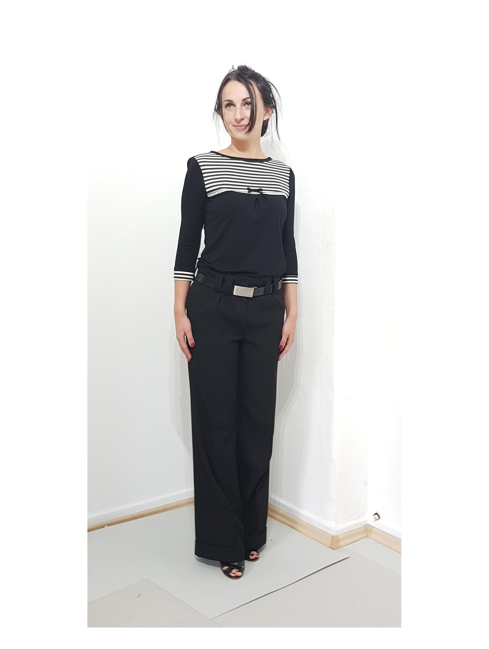 Elegante Damen Bluse in Schwarz, Streifen, Schleife, Designer Mode.