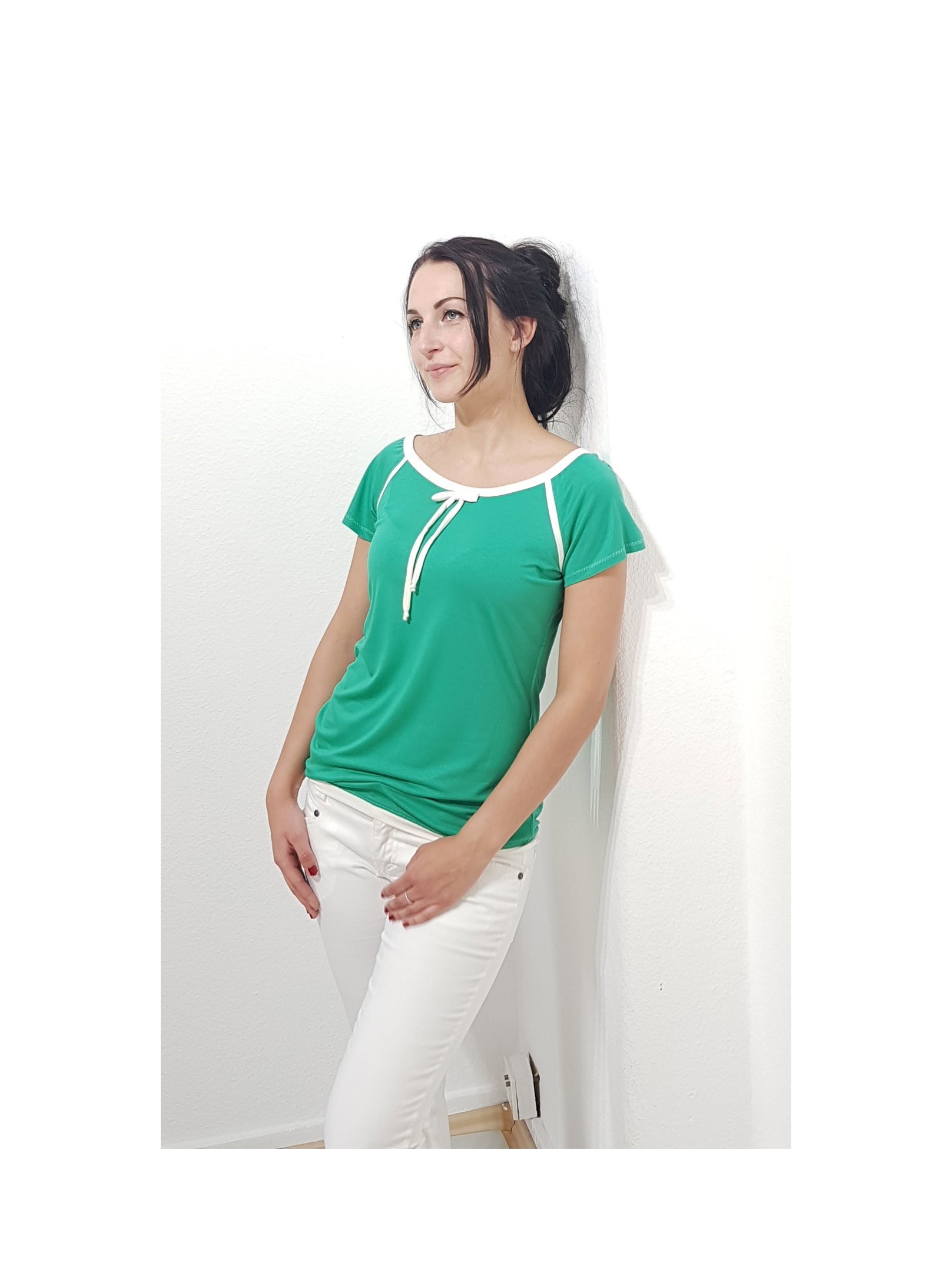 Designer T-Shirt in Grün und Creme Weiß, Retro Style, Damen Mode.