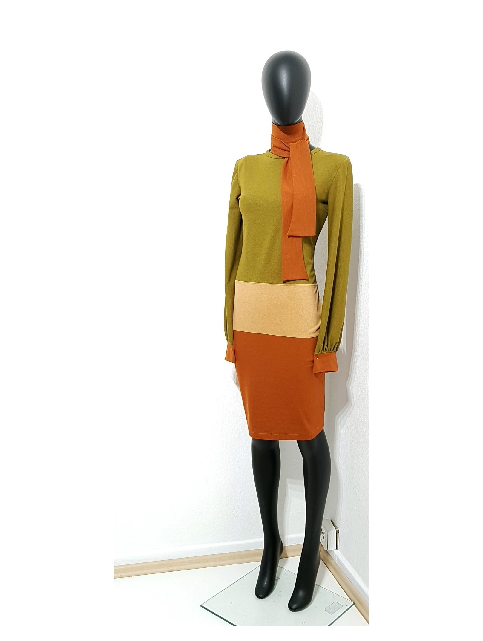 Iza Fabian, Retro Style, Designer Kleid in Herbst Farben.
