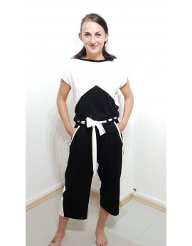Set von  Iza Fabian, T-Shirt und Hose in Schwarz Weiß, V-Design, locker.