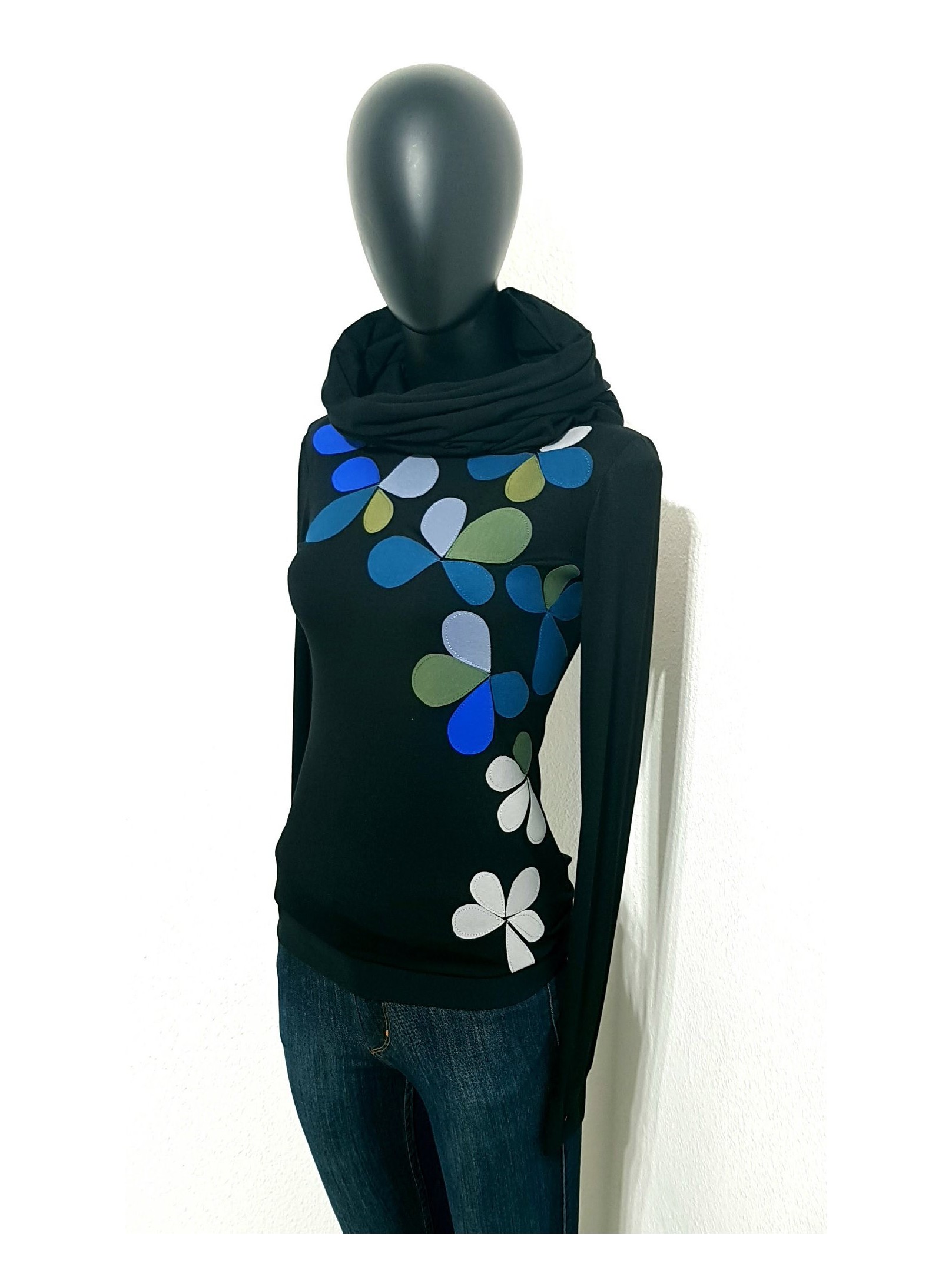 Iza Fabian, Designer Blumige Set in Retro Style, Pullover und Loop, Blaue Blüten.