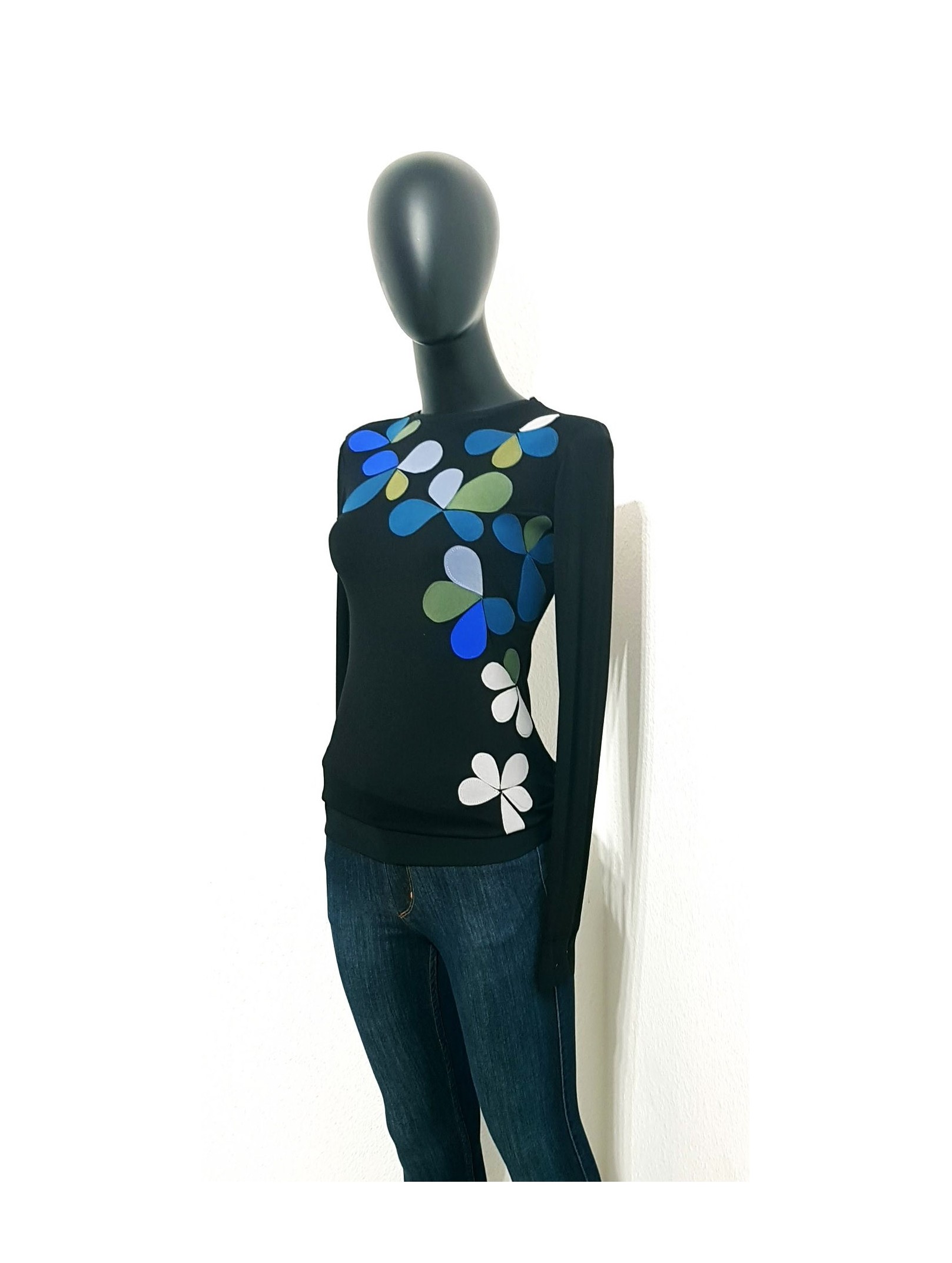 Iza Fabian, Designer Blumige Set in Retro Style, Pullover und Loop, Blaue Blüten.