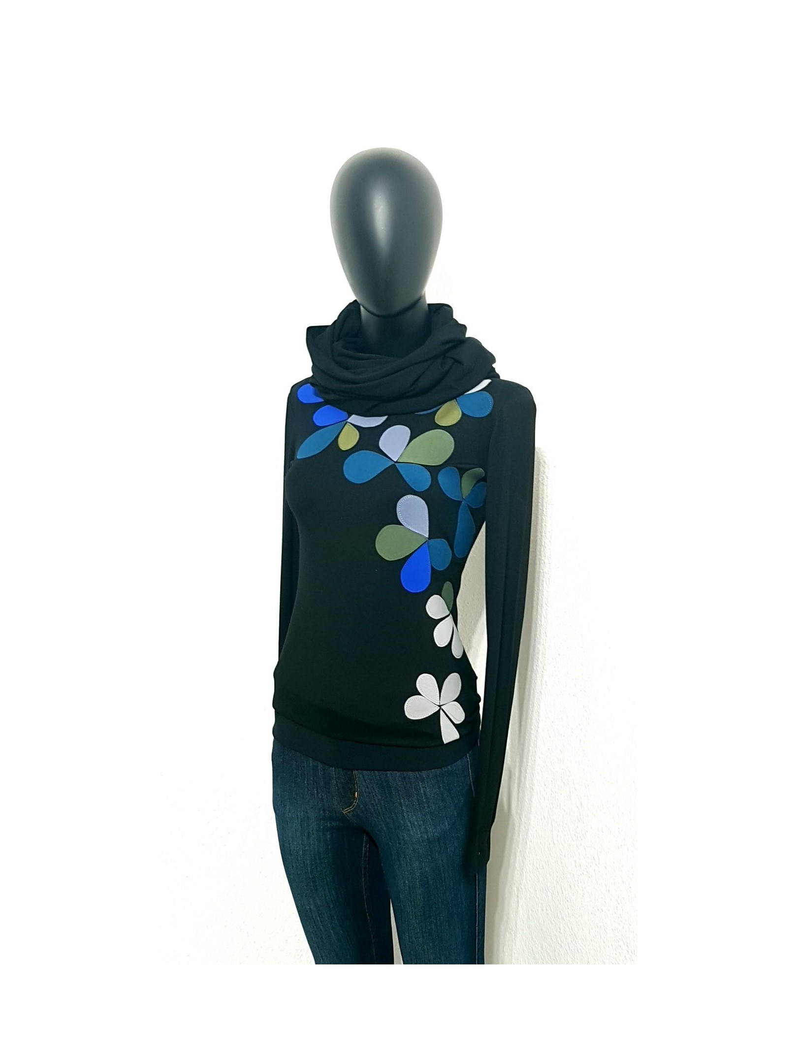 Iza Fabian, Designer Blumige Set in Retro Style, Pullover und Loop, Blaue Blüten.