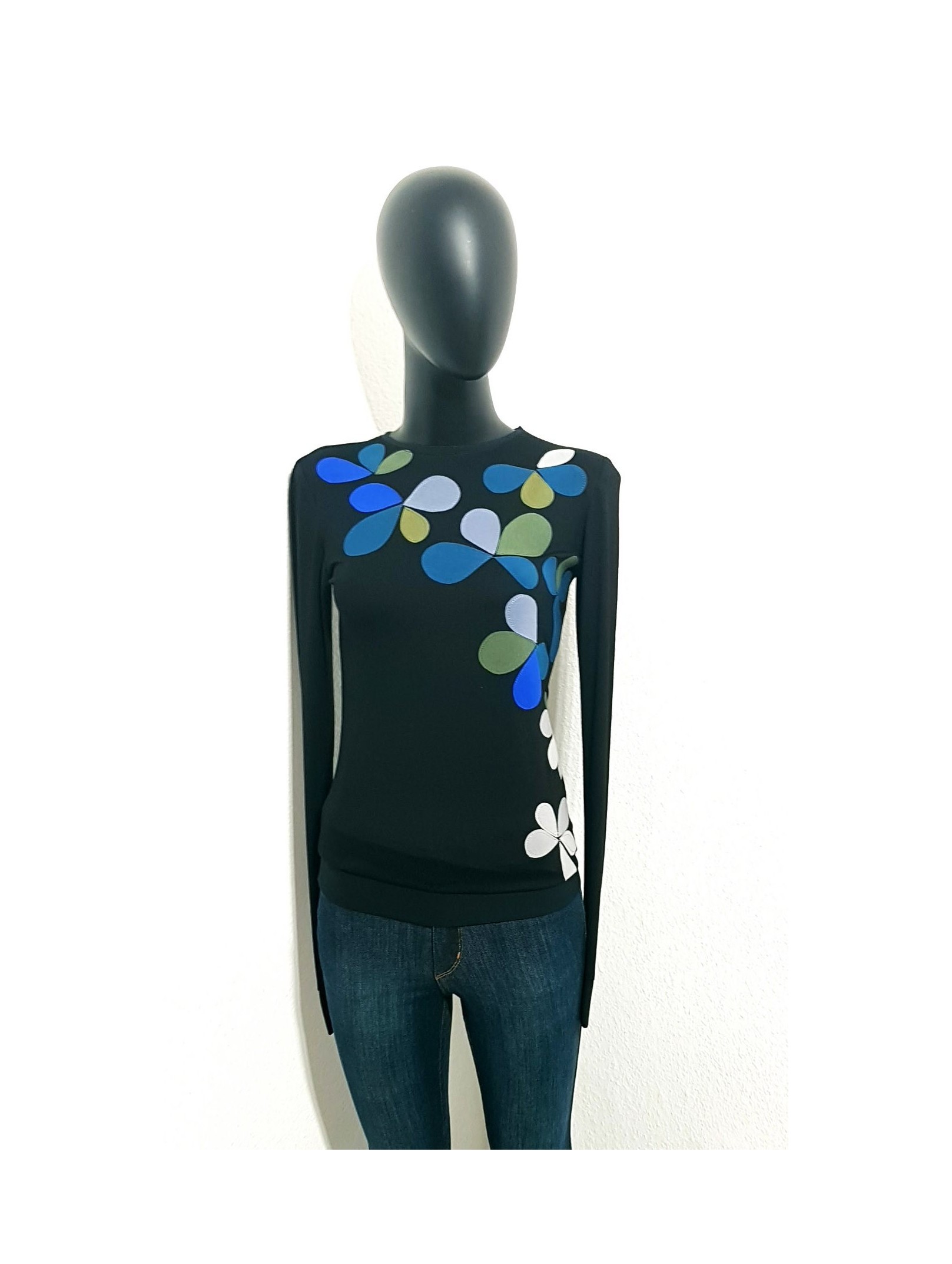 Iza Fabian, Designer Blumige Set in Retro Style, Pullover und Loop, Blaue Blüten.