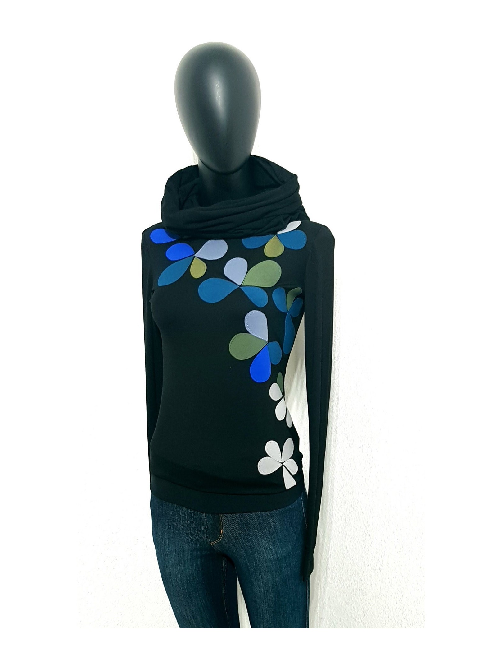 Iza Fabian, Designer Blumige Set in Retro Style, Pullover und Loop, Blaue Blüten.