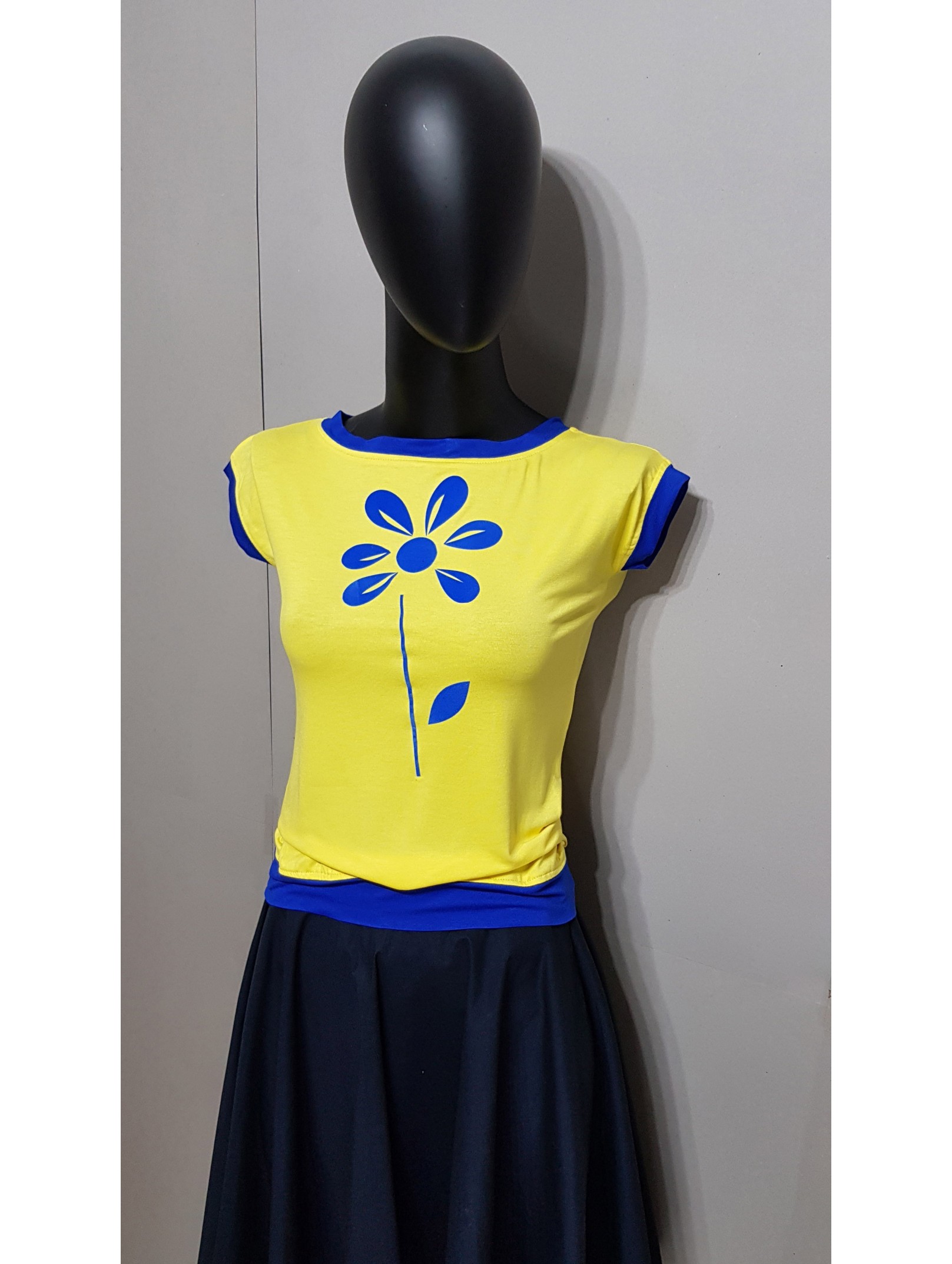 Gelbe Shirt mit Royalblaue Blume Applikation. gel5522.