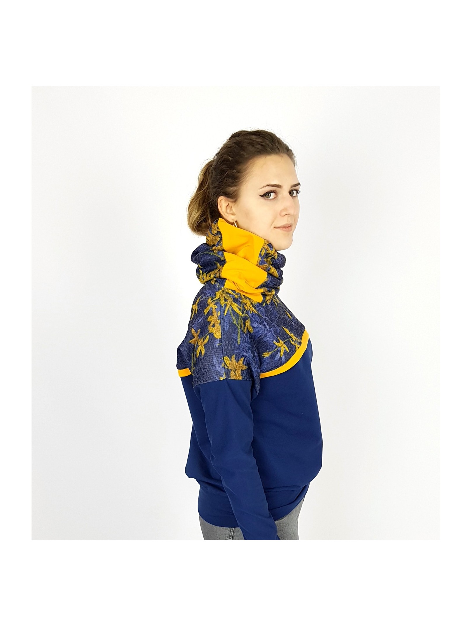 Damen Pullover Hoodie mit Blumen in Gelb und Blau von Iza Fabian