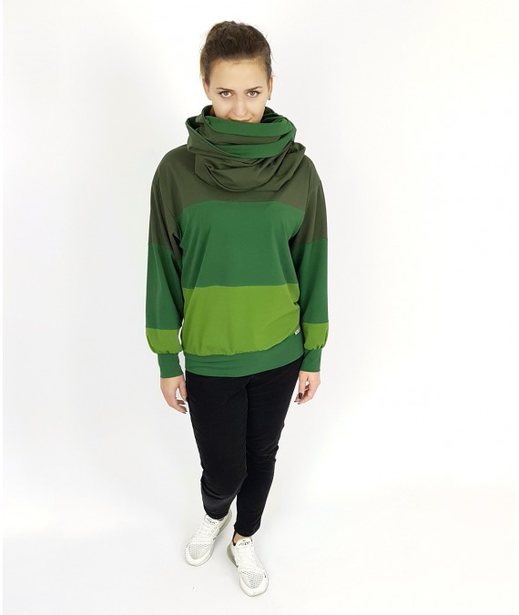 Damen Pullover mit Loop Schal in gestreiften Grün Tönen, Iza Fabian.