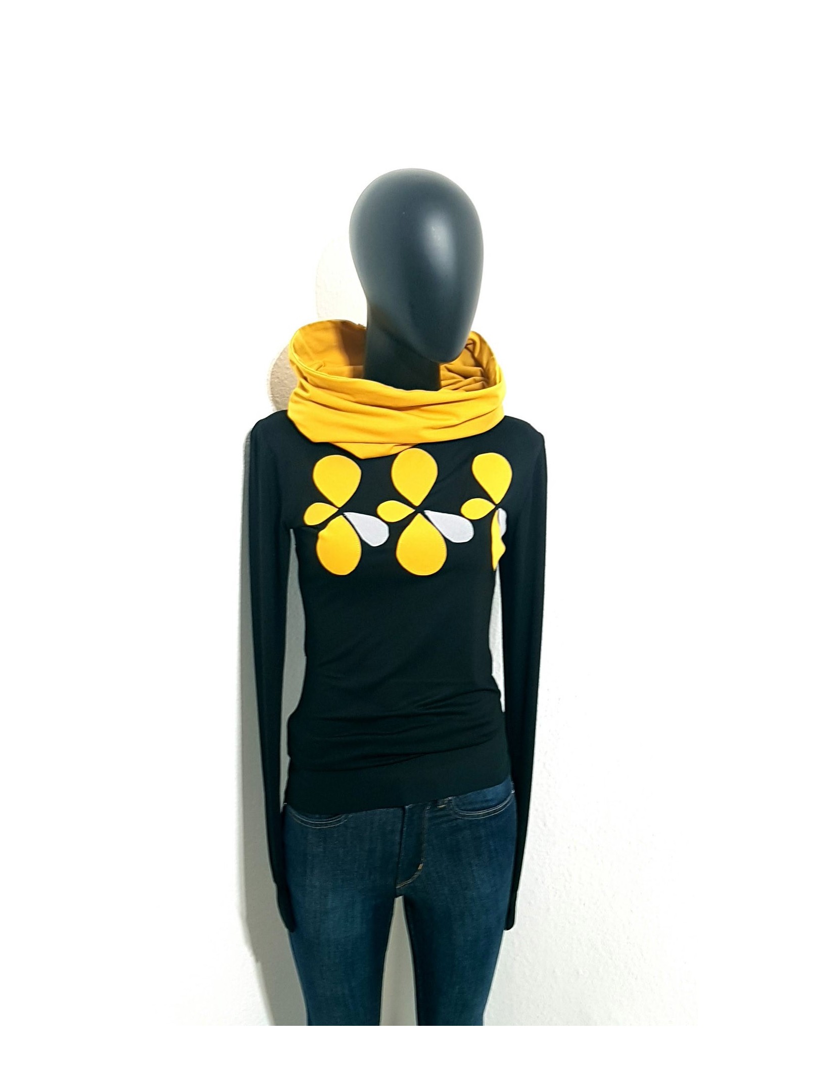 Iza Fabian, Designer Retro Set mit Blumen , Pullover und Loop, Ockergelbe Akzente..