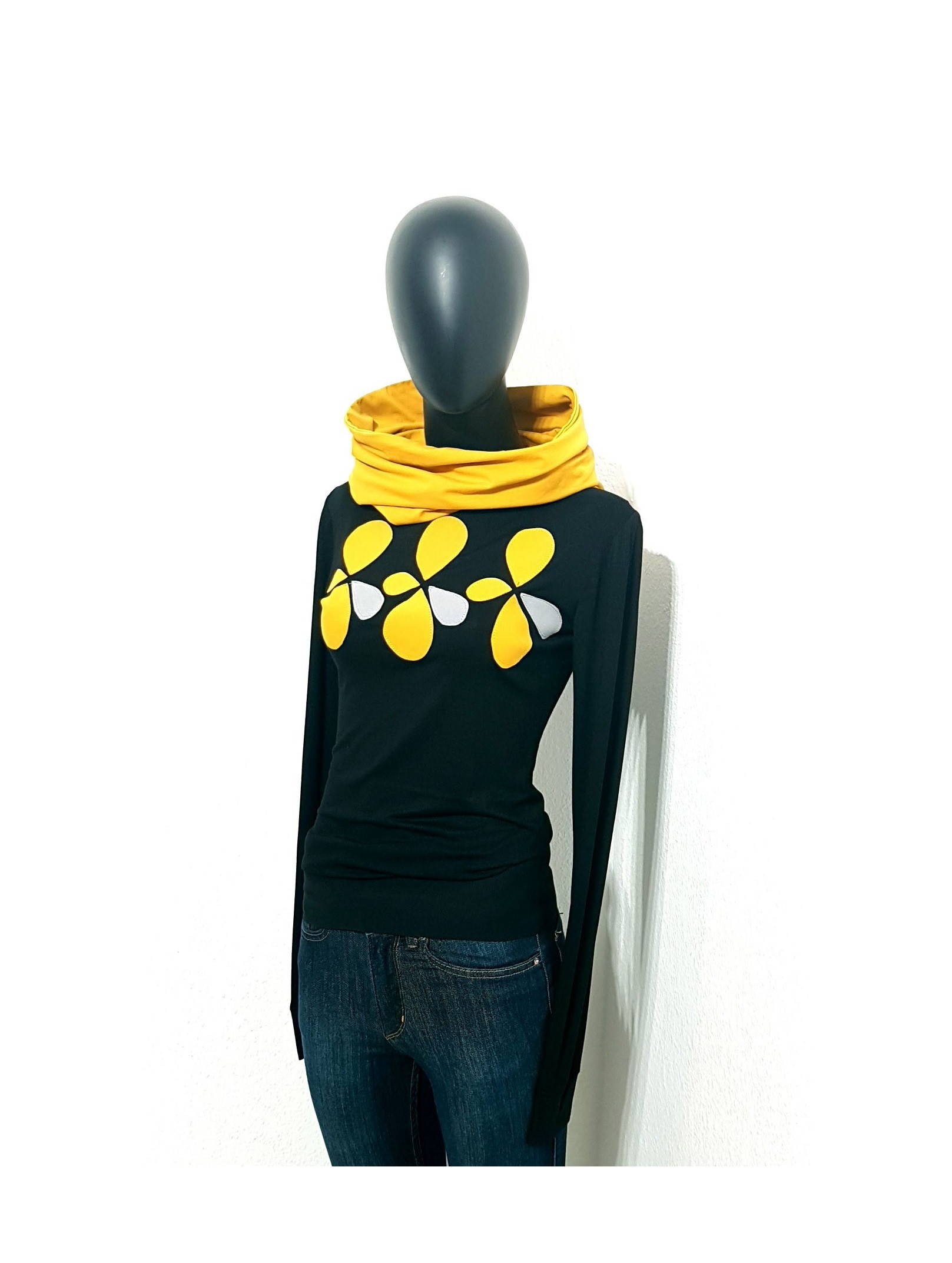 Iza Fabian, Designer Retro Set mit Blumen , Pullover und Loop, Ockergelbe Akzente..