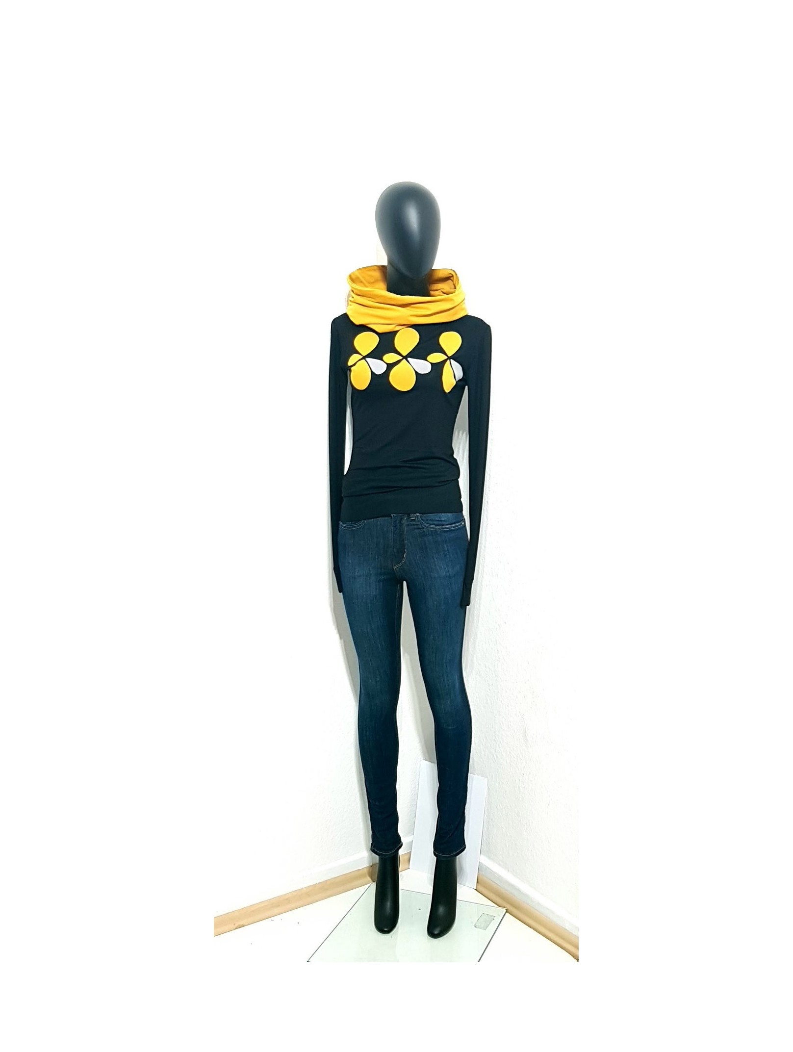 Iza Fabian, Designer Retro Set mit Blumen , Pullover und Loop, Ockergelbe Akzente..