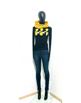 Iza Fabian, Designer Retro Set mit Blumen , Pullover und Loop, Ockergelbe Akzente..