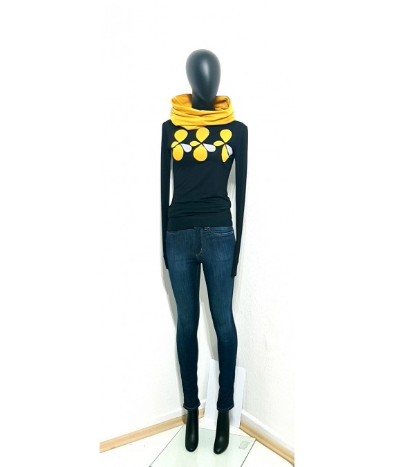 Iza Fabian, Designer Retro Set mit Blumen , Pullover und Loop, Ockergelbe Akzente..