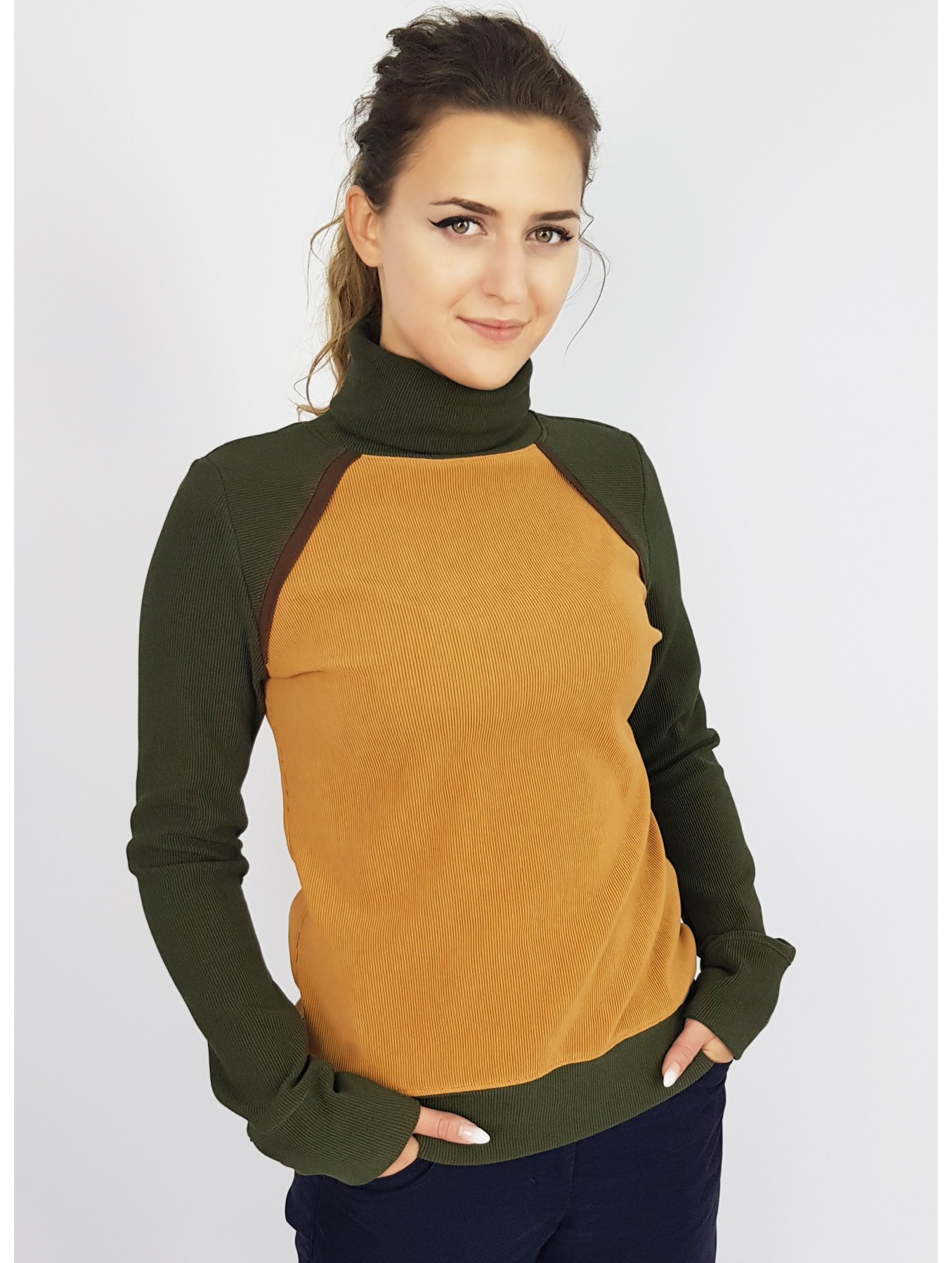 Iza Fabian Rollkragen Pullover in Camel und Olivegrün. Iza Fabian Rollkragen Pullover in Camel und Olivegrün.