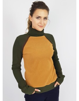 Iza Fabian Rollkragen Pullover in Camel und Olivegrün.