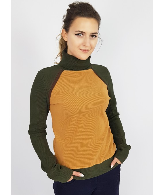 Iza Fabian Rollkragen Pullover in Camel und Olivegrün.