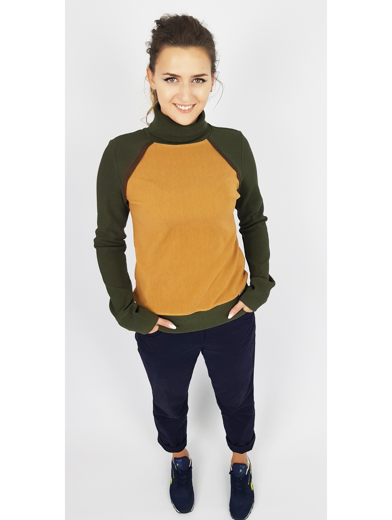 Iza Fabian Rollkragen Pullover in Camel und Olivegrün. Iza Fabian Rollkragen Pullover in Camel und Olivegrün.