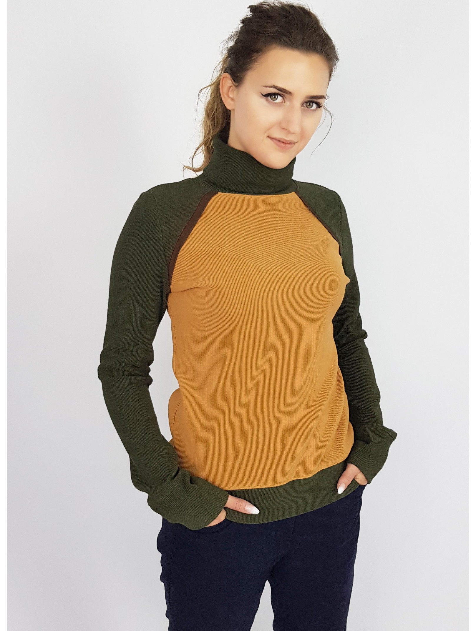 Iza Fabian Rollkragen Pullover in Camel und Olivegrün. Iza Fabian Rollkragen Pullover in Camel und Olivegrün.