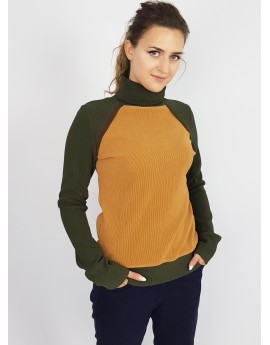 Iza Fabian Rollkragen Pullover in Camel und Olivegrün.
