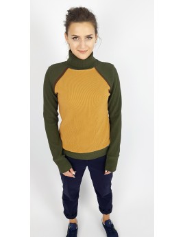 Iza Fabian Rollkragen Pullover in Camel und Olivegrün.