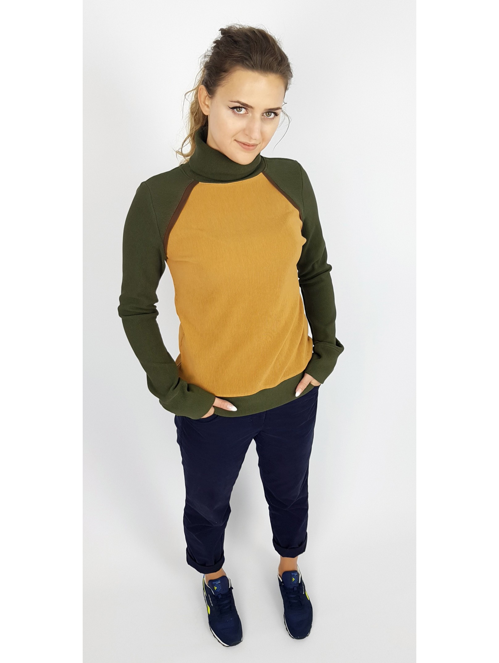 Iza Fabian Rollkragen Pullover in Camel und Olivegrün. Iza Fabian Rollkragen Pullover in Camel und Olivegrün.