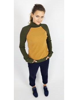 Iza Fabian Rollkragen Pullover in Camel und Olivegrün.