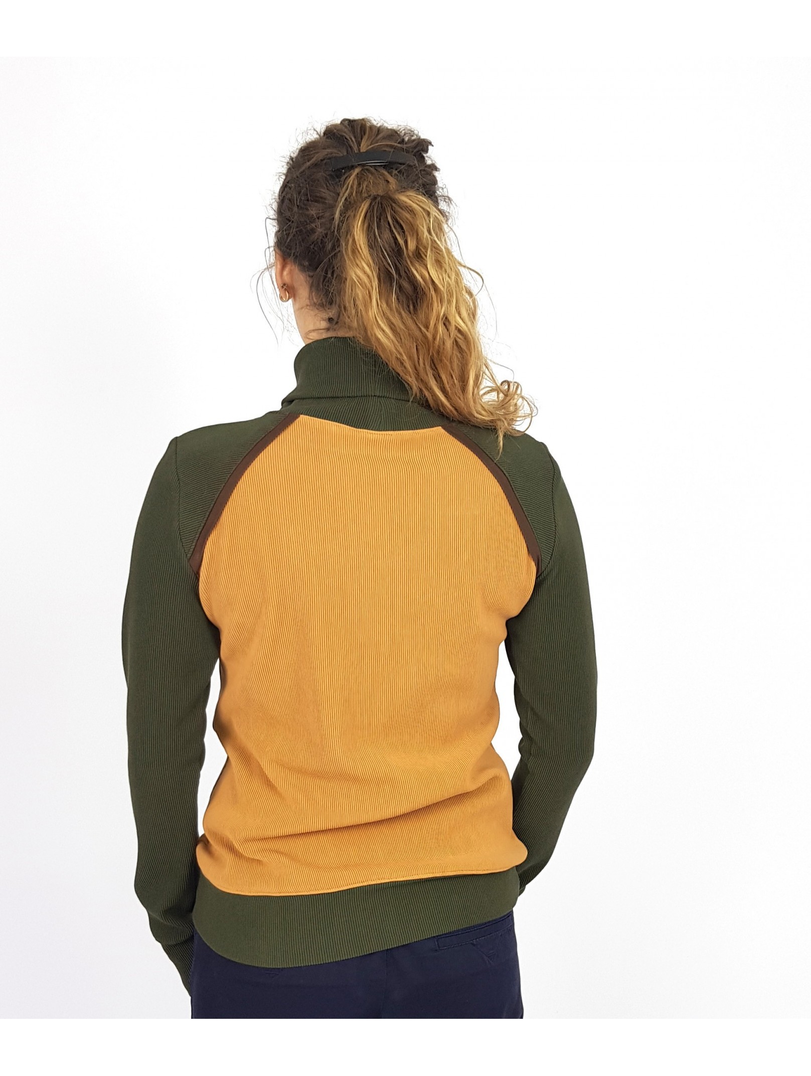 Iza Fabian Rollkragen Pullover in Camel und Olivegrün. Iza Fabian Rollkragen Pullover in Camel und Olivegrün.
