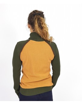 Iza Fabian Rollkragen Pullover in Camel und Olivegrün.