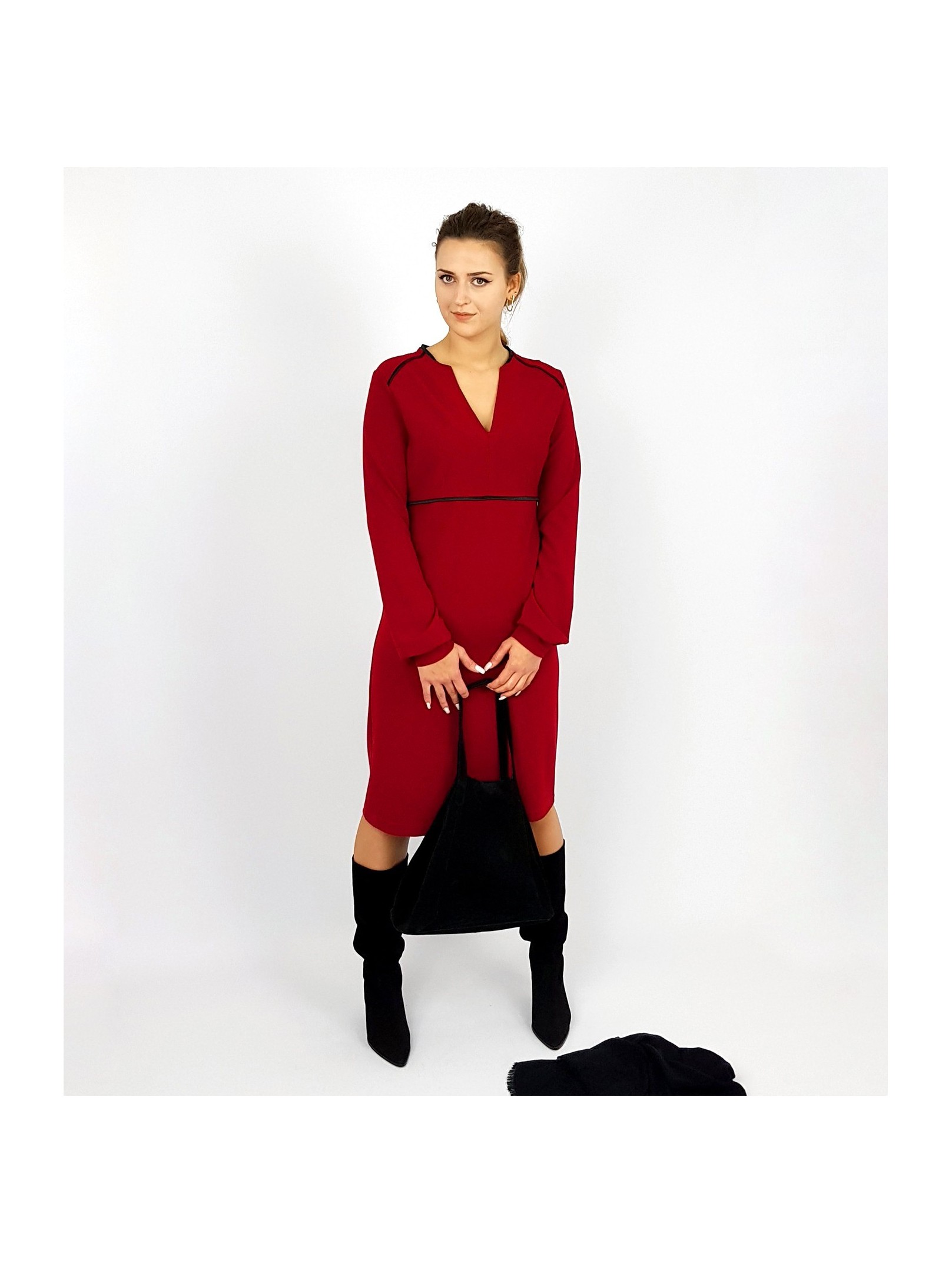Rotes, Elegantes Kleid mit Schlitz, Iza Fabian. Rotes, Elegantes Kleid mit Schlitz, Iza Fabian.