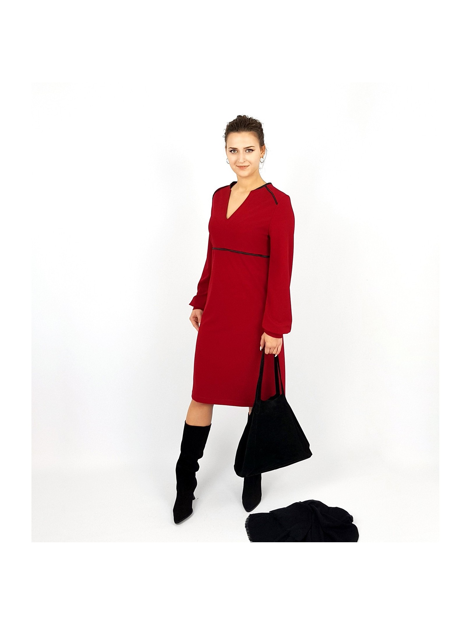Rotes, Elegantes Kleid mit Schlitz, Iza Fabian. Rotes, Elegantes Kleid mit Schlitz, Iza Fabian.