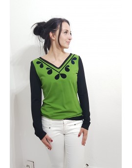 Iza Fabian, Longsleeve in Grün und schwarz. Flora Muster am Front. Pullover, sweater, shirt, women.