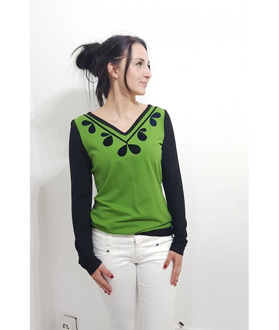 Iza Fabian, Longsleeve in Grün und schwarz. Flora Muster am Front. Pullover, sweater, shirt, women.