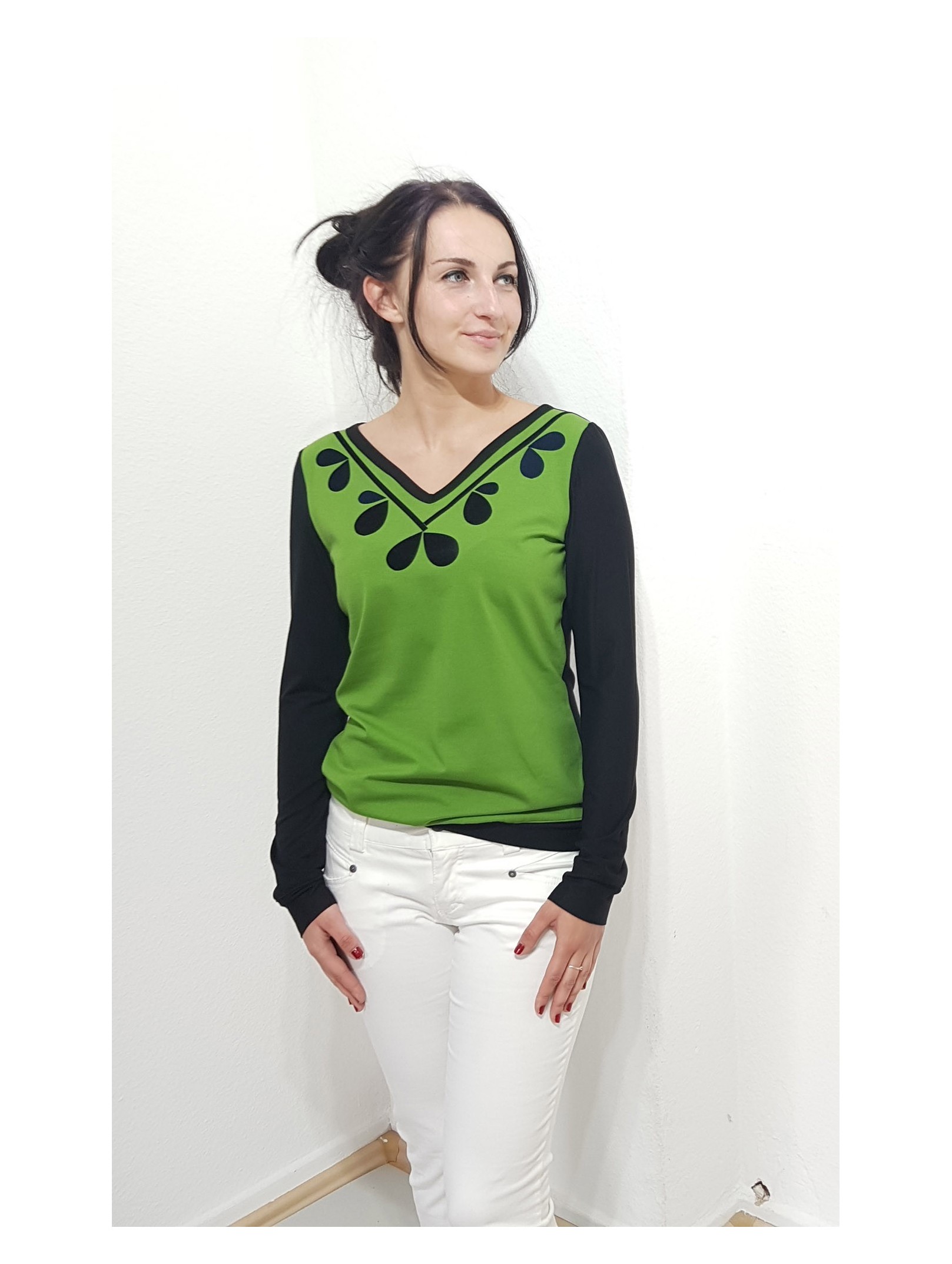 Iza Fabian, Longsleeve in Grün und schwarz. Flora Muster am Front. Pullover, sweater, shirt, women. Iza Fabian, Longsleeve in Grün und schwarz. Flora Muster am Front. Pullover, sweater, shirt, women.