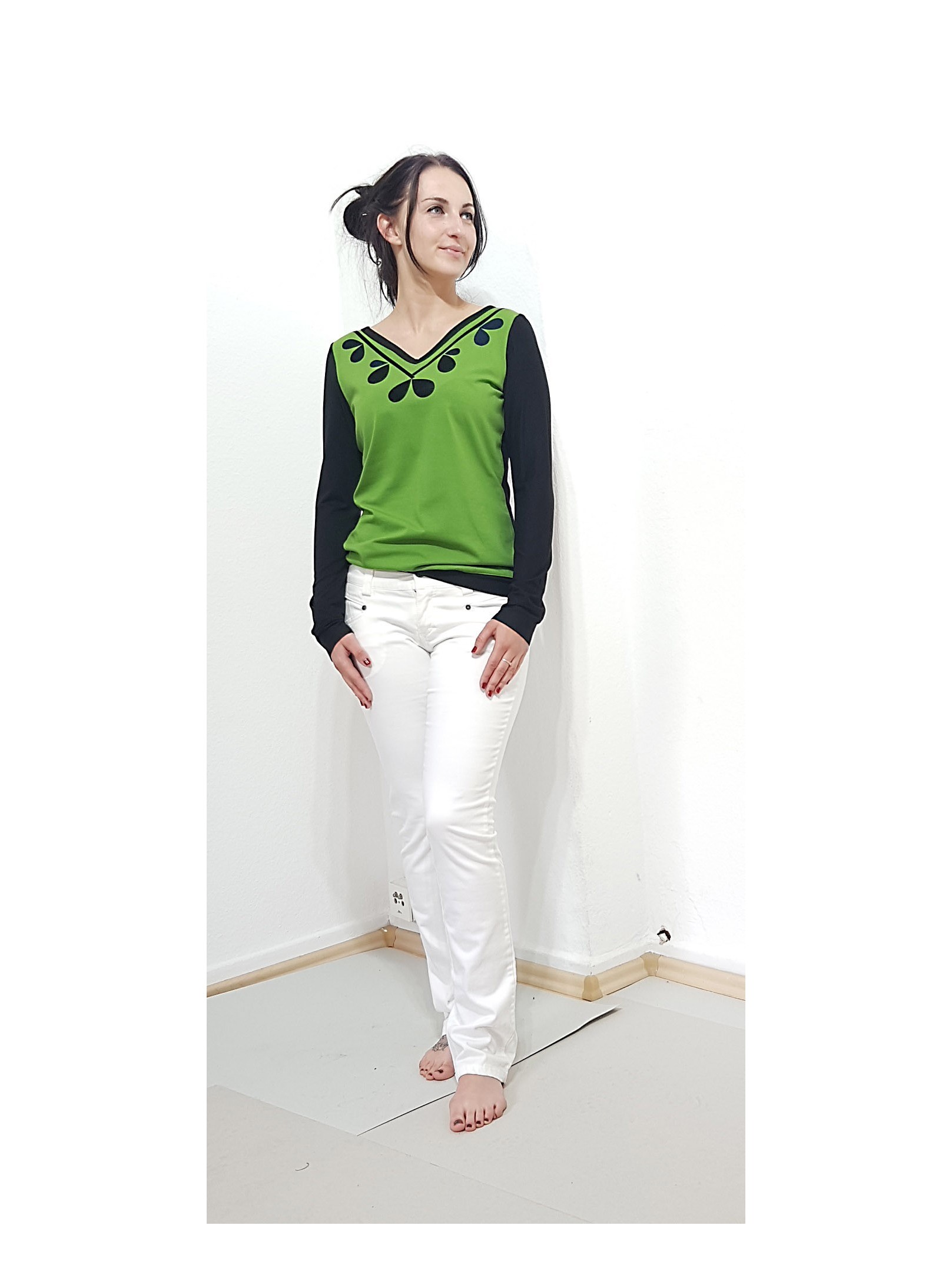 Iza Fabian, Longsleeve in Grün und schwarz. Flora Muster am Front. Pullover, sweater, shirt, women. Iza Fabian, Longsleeve in Grün und schwarz. Flora Muster am Front. Pullover, sweater, shirt, women.