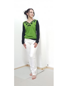 Iza Fabian, Longsleeve in Grün und schwarz. Flora Muster am Front. Pullover, sweater, shirt, women.