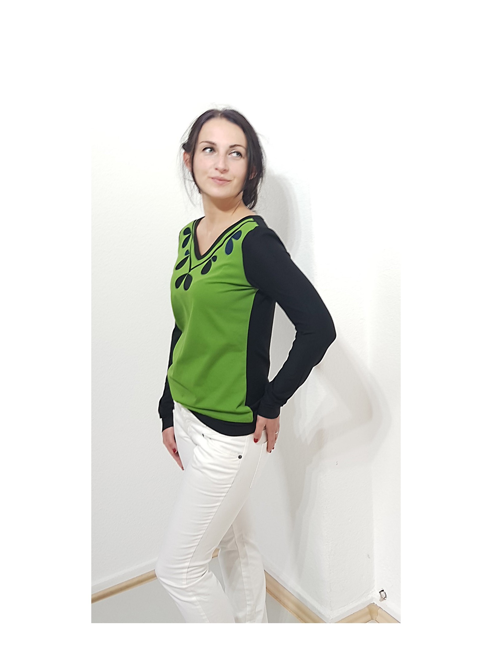 Iza Fabian, Longsleeve in Grün und schwarz. Flora Muster am Front. Pullover, sweater, shirt, women. Iza Fabian, Longsleeve in Grün und schwarz. Flora Muster am Front. Pullover, sweater, shirt, women.