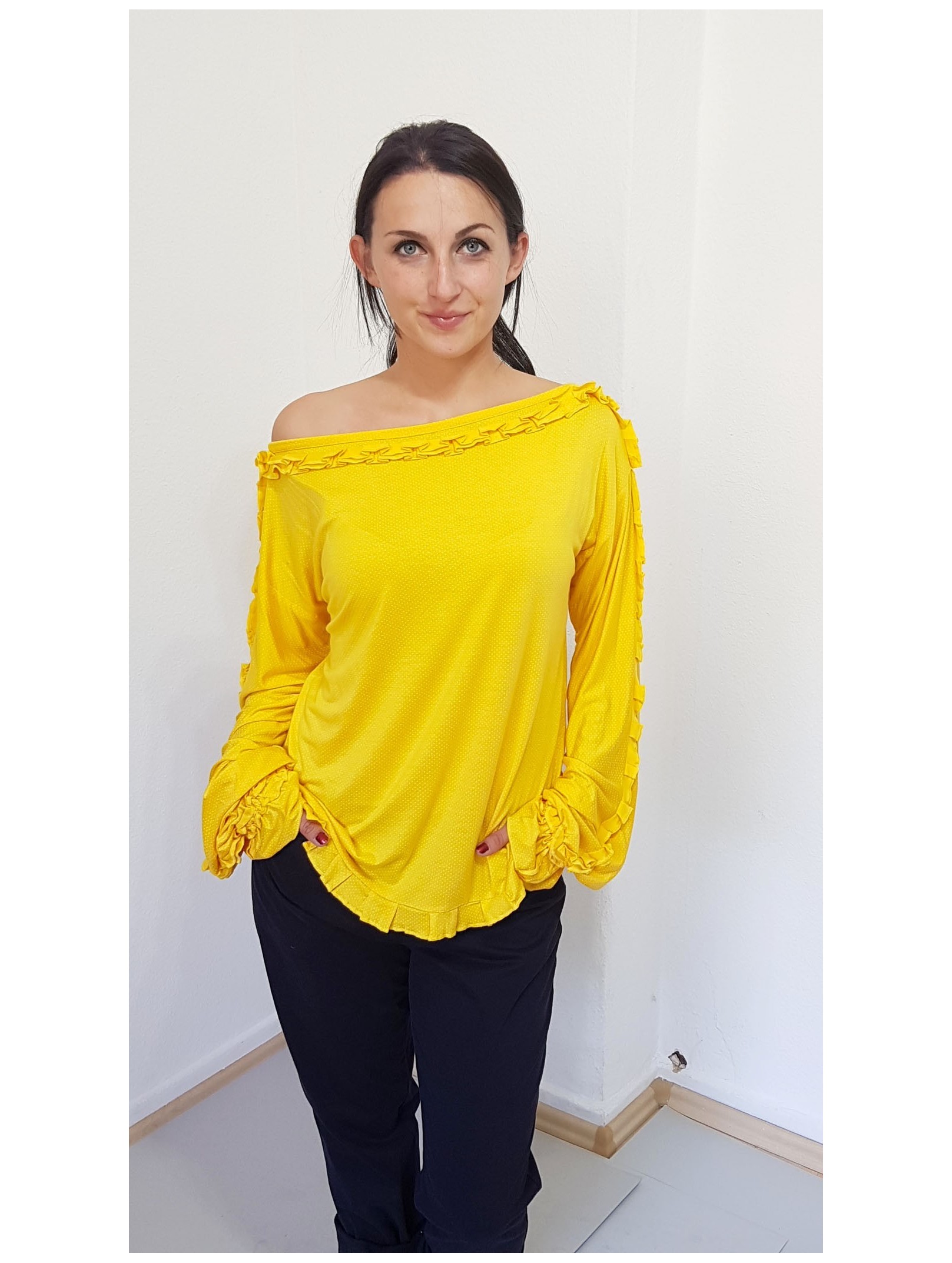 Iza Fabian, lockere Designer  Bluse in Gelb, Falten, Damen Mode.