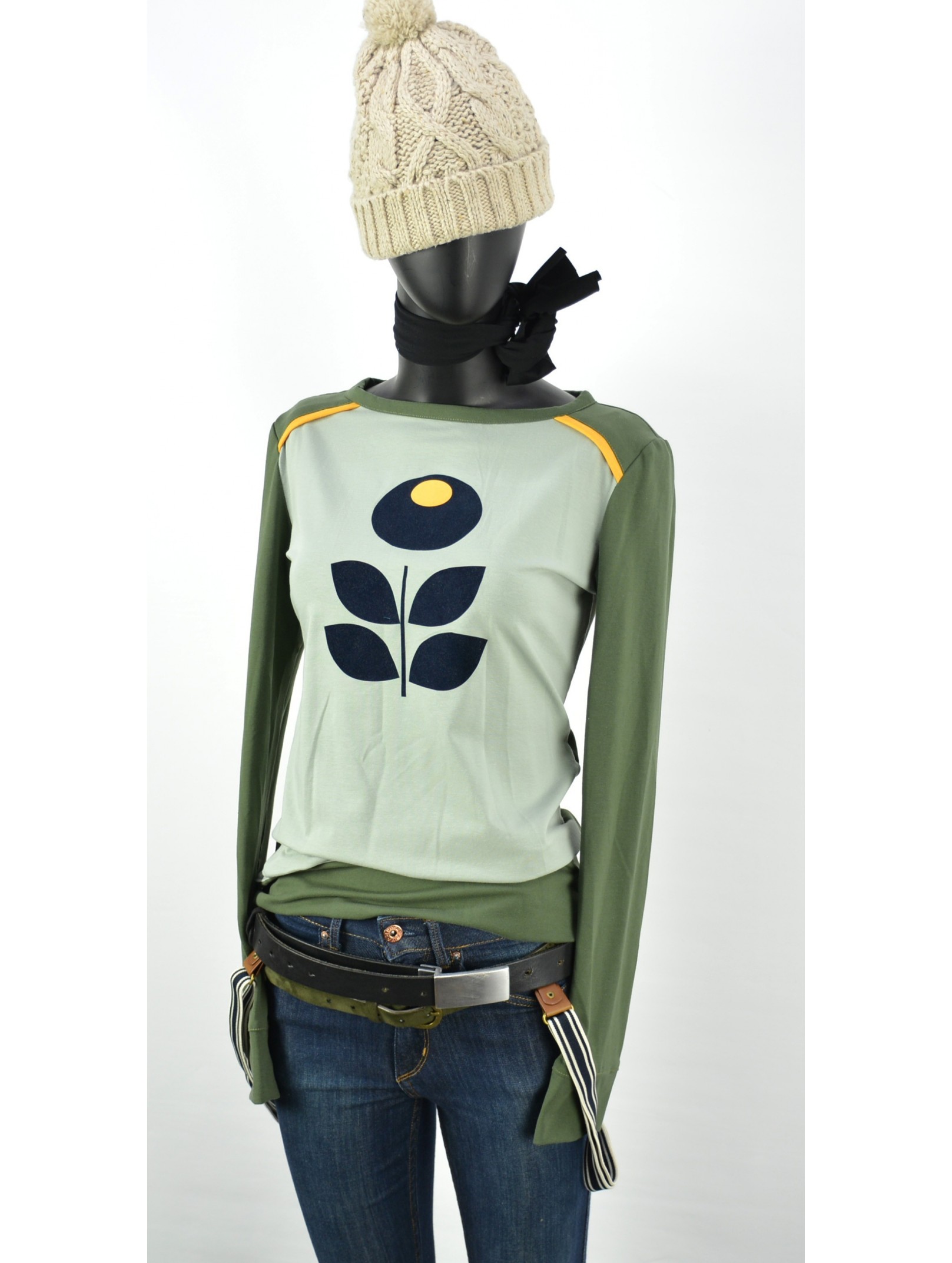 Designer Retro Shirt , Longsleeve in Grün, Blume Applikation, Iza Fabian , Damen Mode.