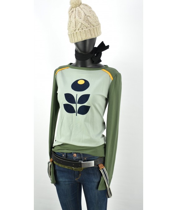 Designer Retro Shirt , Longsleeve in Grün, Blume Applikation, Iza Fabian , Damen Mode.