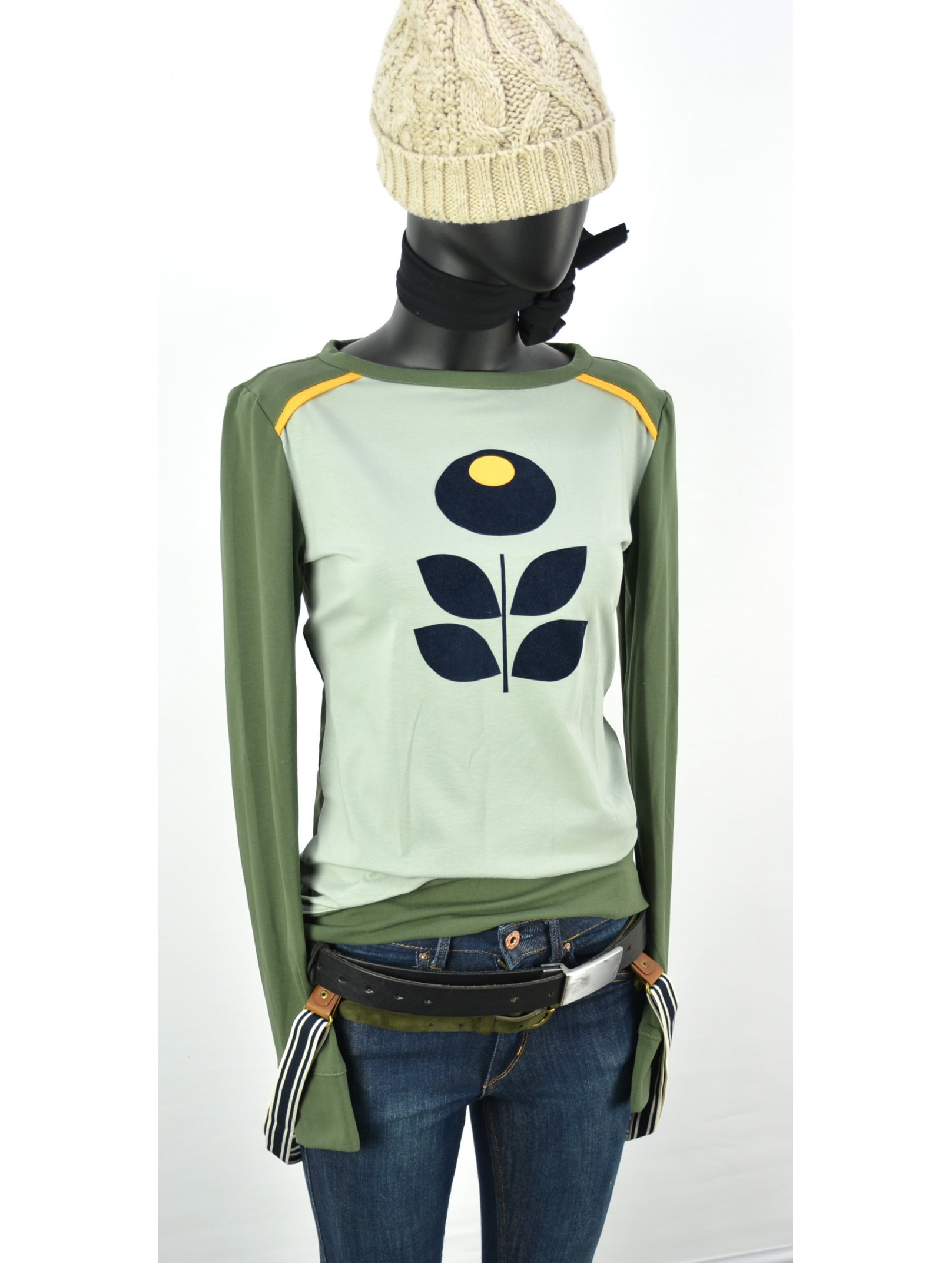 Designer Retro Shirt , Longsleeve in Grün, Blume Applikation, Iza Fabian , Damen Mode.