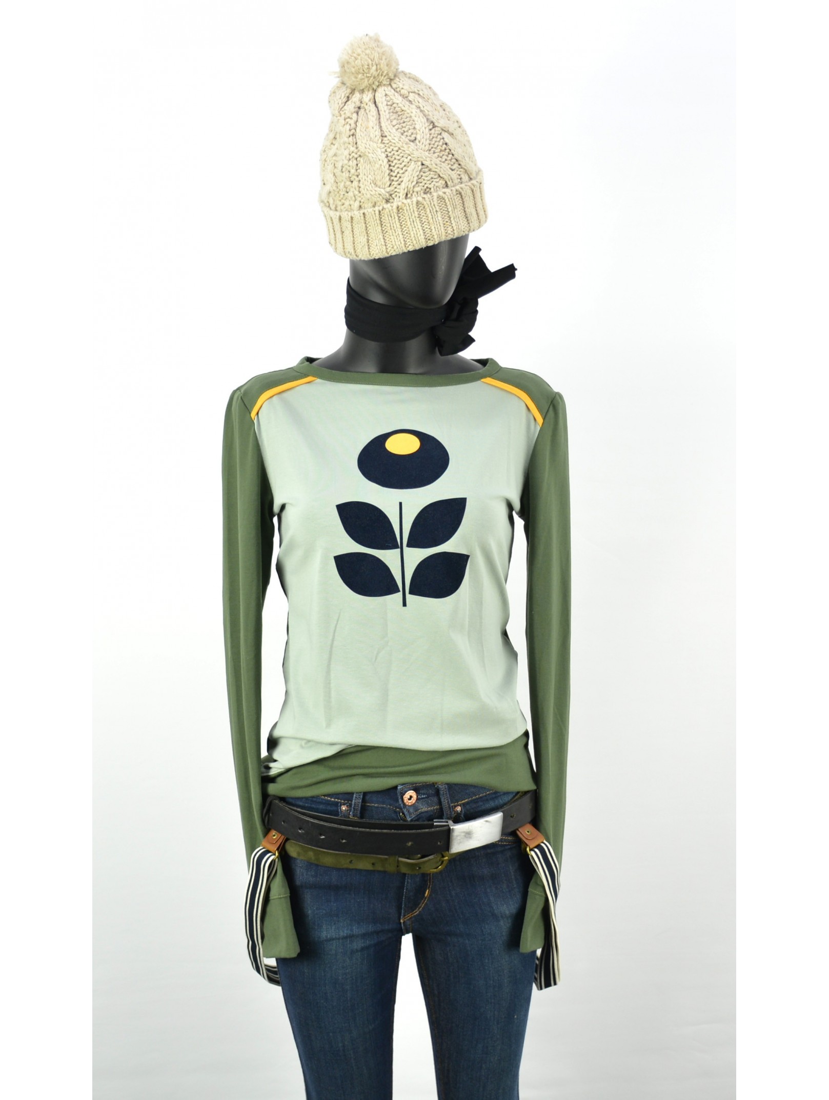 Designer Retro Shirt , Longsleeve in Grün, Blume Applikation, Iza Fabian , Damen Mode.
