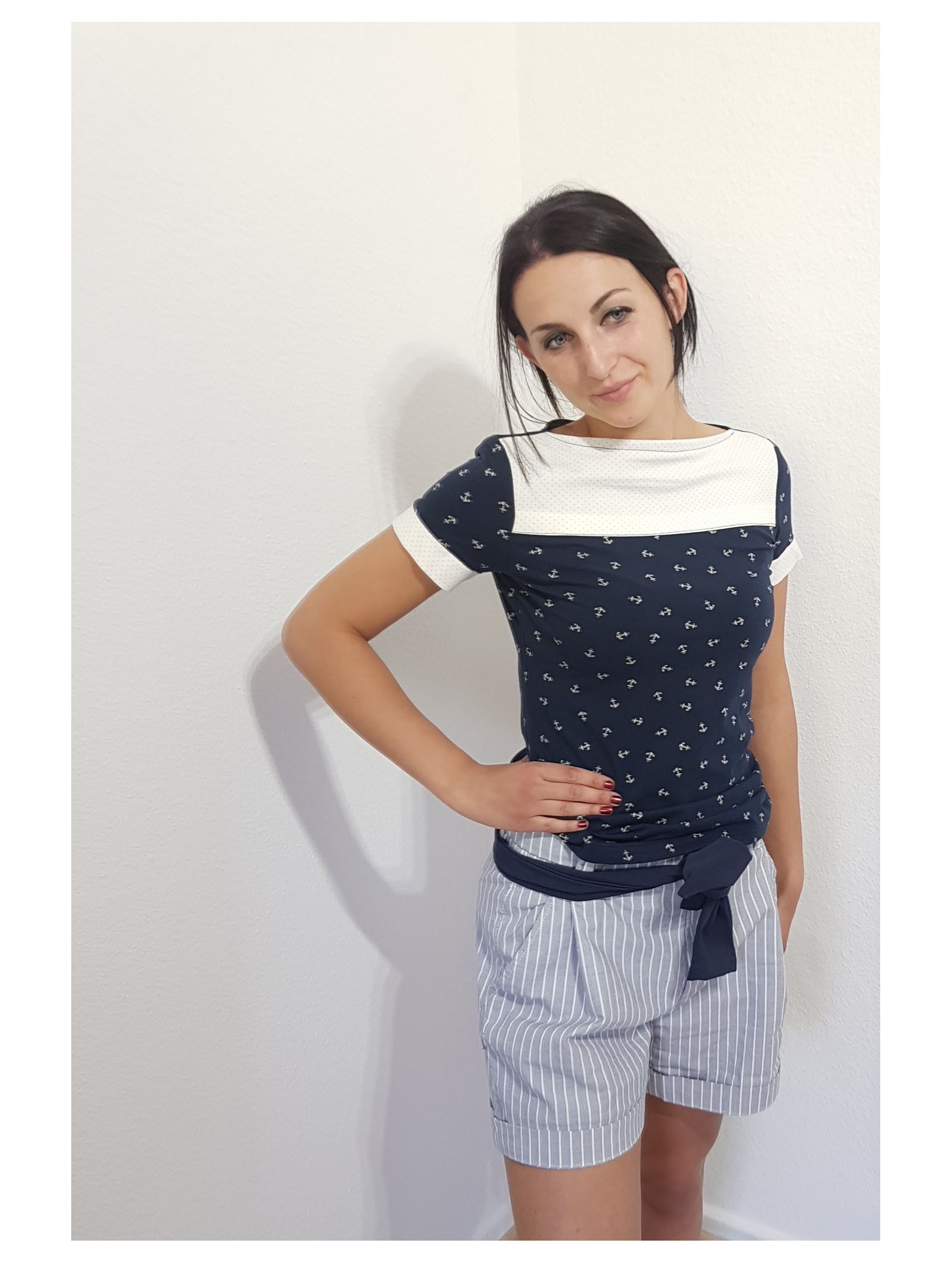 Iza Fabian - T-Shirt in Blau und Weiß, Anker Muster. Designer Mode. Iza Fabian - T-Shirt in Blau und Weiß, Anker Muster. Designer Mode.