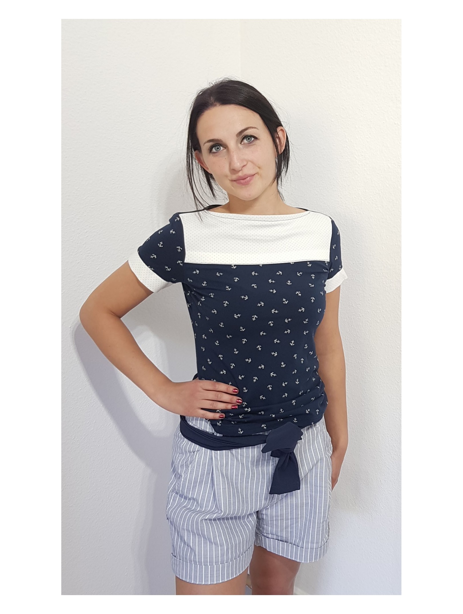 Iza Fabian - T-Shirt in Blau und Weiß, Anker Muster. Designer Mode. Iza Fabian - T-Shirt in Blau und Weiß, Anker Muster. Designer Mode.
